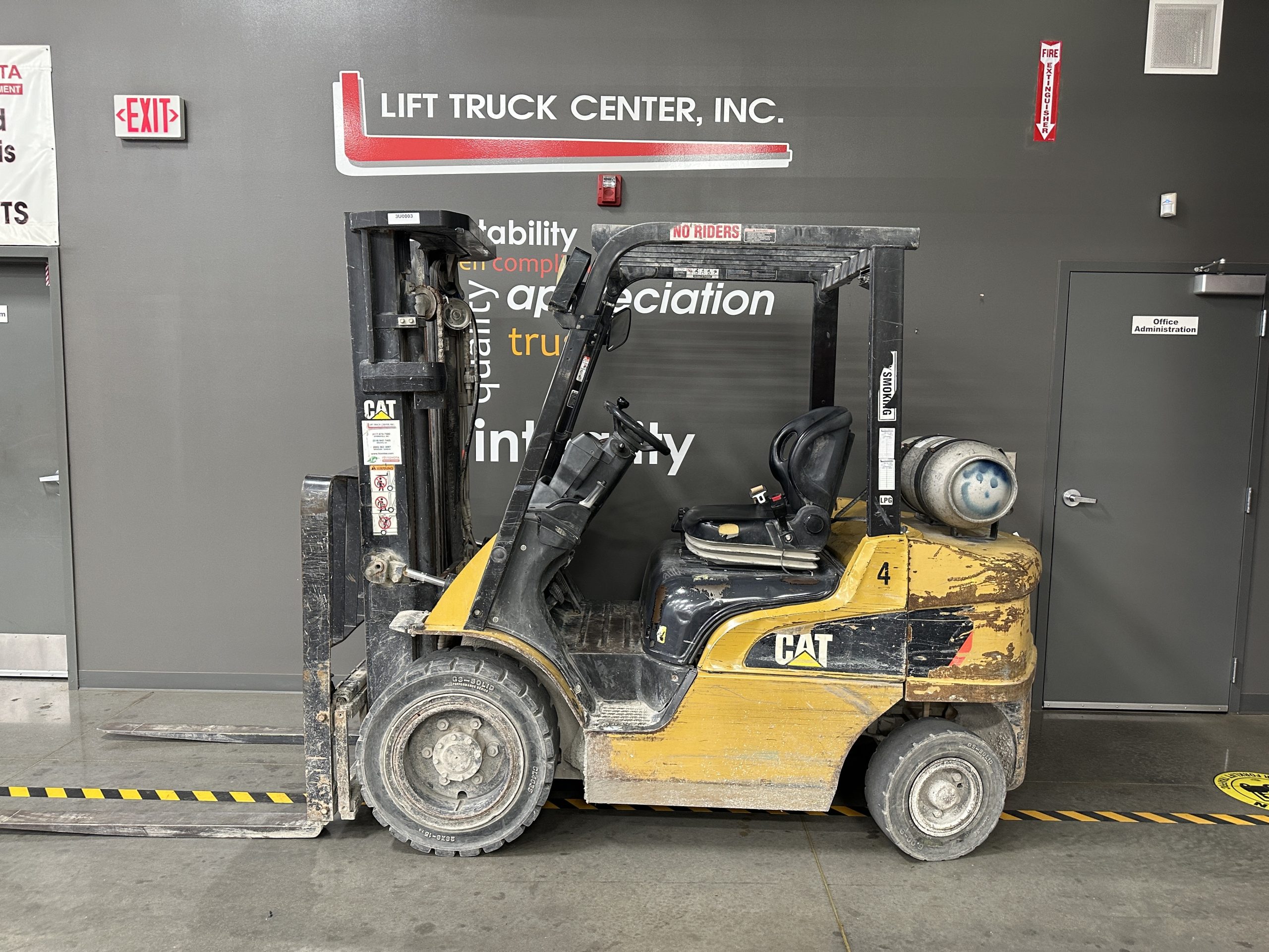 Featured image for “CAT 5,000 LBS. CAPACITY PNEUMATIC TIRED FORKLIFT”