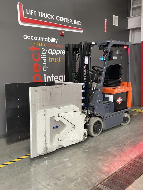 TOYOTA 3,500 LBS. CAPACITY 4 WHEEL ELECTRIC FORKLIFT - Image 2