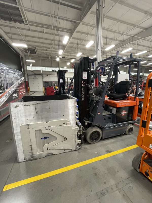 TOYOTA 3,500 LBS. CAPACITY 4 WHEEL ELECTRIC FORKLIFT - Image 3