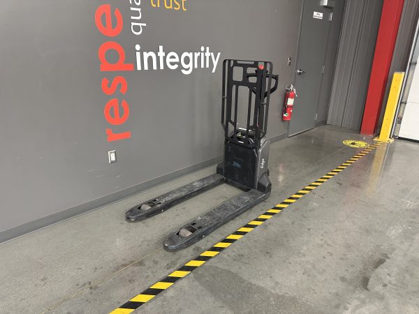 RAYMOND 3,300 LBS. CAPACITY ELECTRIC PALLET JACK - Image 4