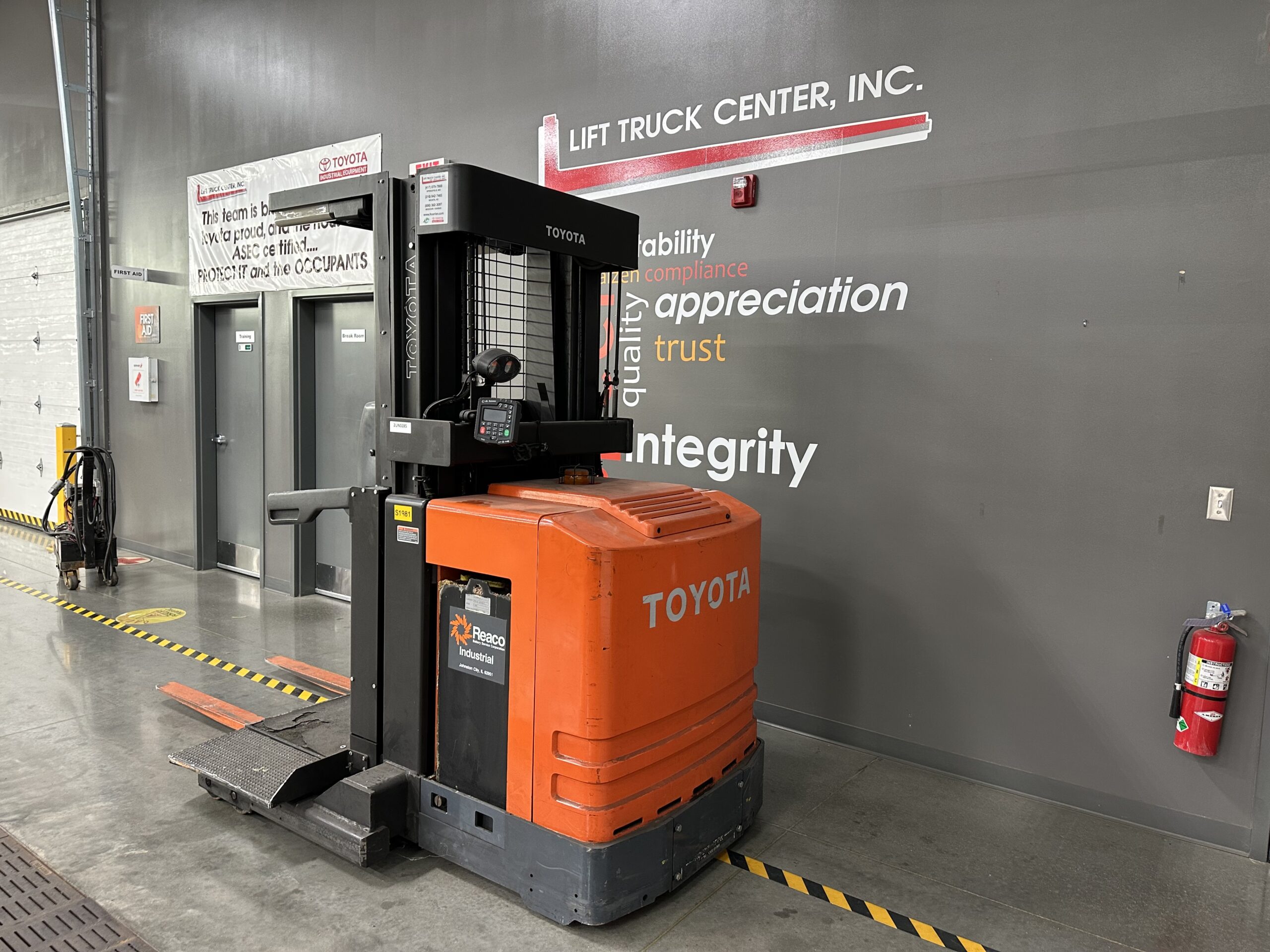 TOYOTA 3,000 LBS. CUSHION TIRED ORDER PICKER 2 TOYOTA 3,000 LBS. CUSHION TIRED ORDER PICKER - Image 2