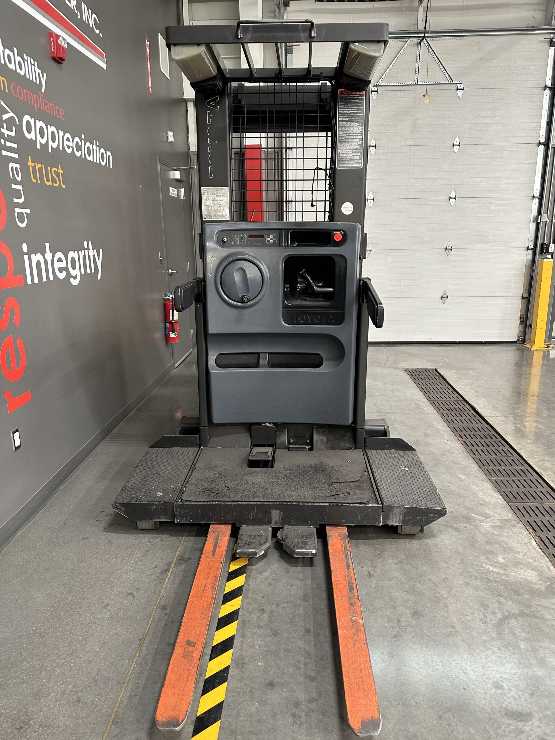 TOYOTA 3,000 LBS. CUSHION TIRED ORDER PICKER 4 TOYOTA 3,000 LBS. CUSHION TIRED ORDER PICKER - Image 4