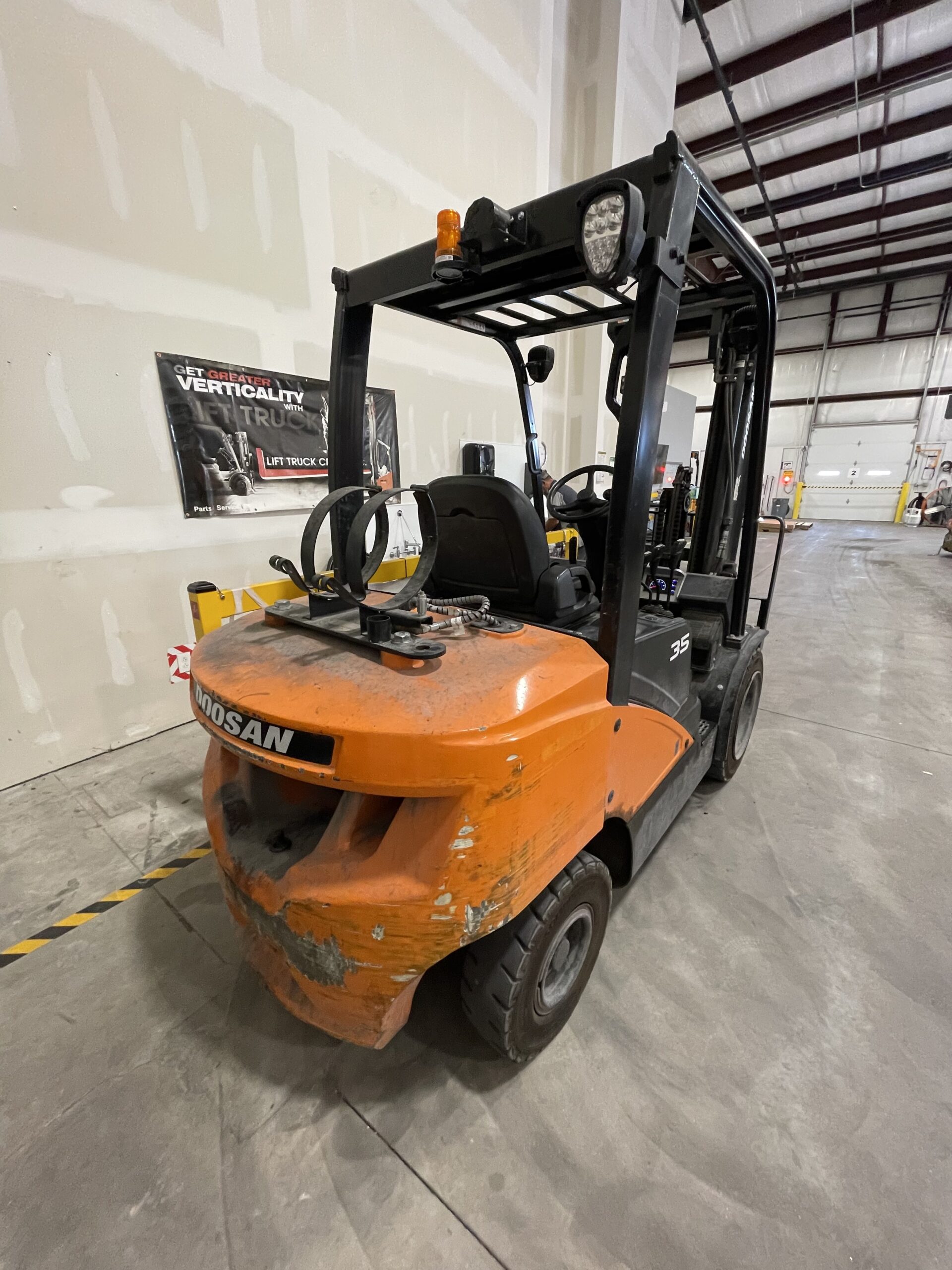 DOOSAN 7,000 LBS. CAPACITY PNEUMATIC TIRED FORKLIFT 2 DOOSAN 7,000 LBS. CAPACITY PNEUMATIC TIRED FORKLIFT - Image 2
