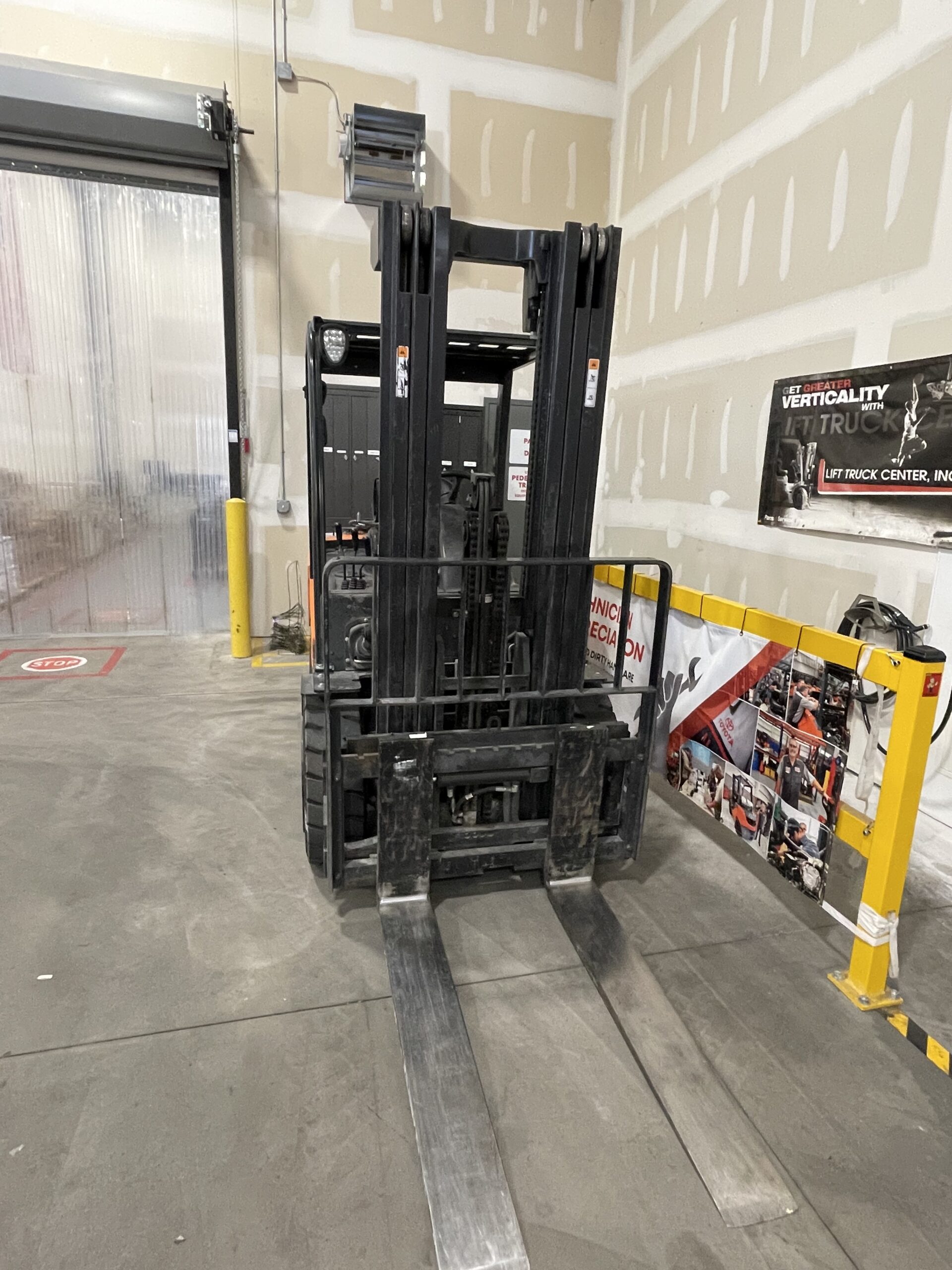 DOOSAN 7,000 LBS. CAPACITY PNEUMATIC TIRED FORKLIFT 3 DOOSAN 7,000 LBS. CAPACITY PNEUMATIC TIRED FORKLIFT - Image 3