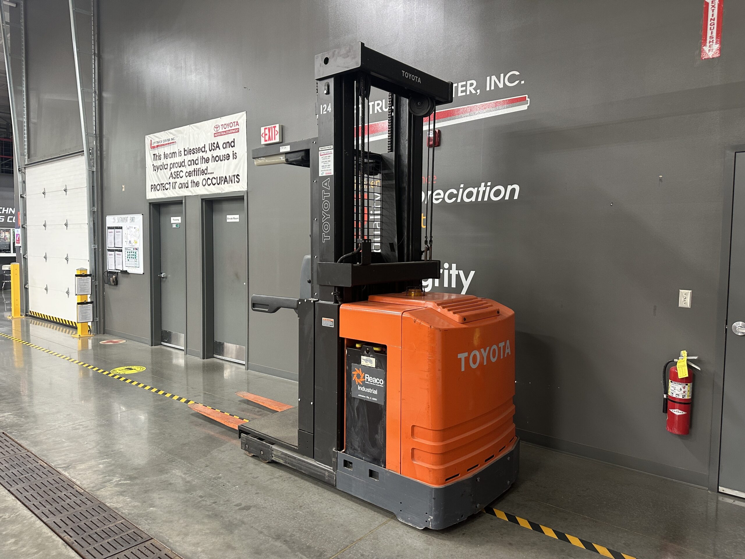 TOYOTA 3,000 LBS. CAPACITY CUSHION TIRED ELECTRIC ORDER PICKER 3 TOYOTA 3,000 LBS. CAPACITY CUSHION TIRED ELECTRIC ORDER PICKER - Image 3