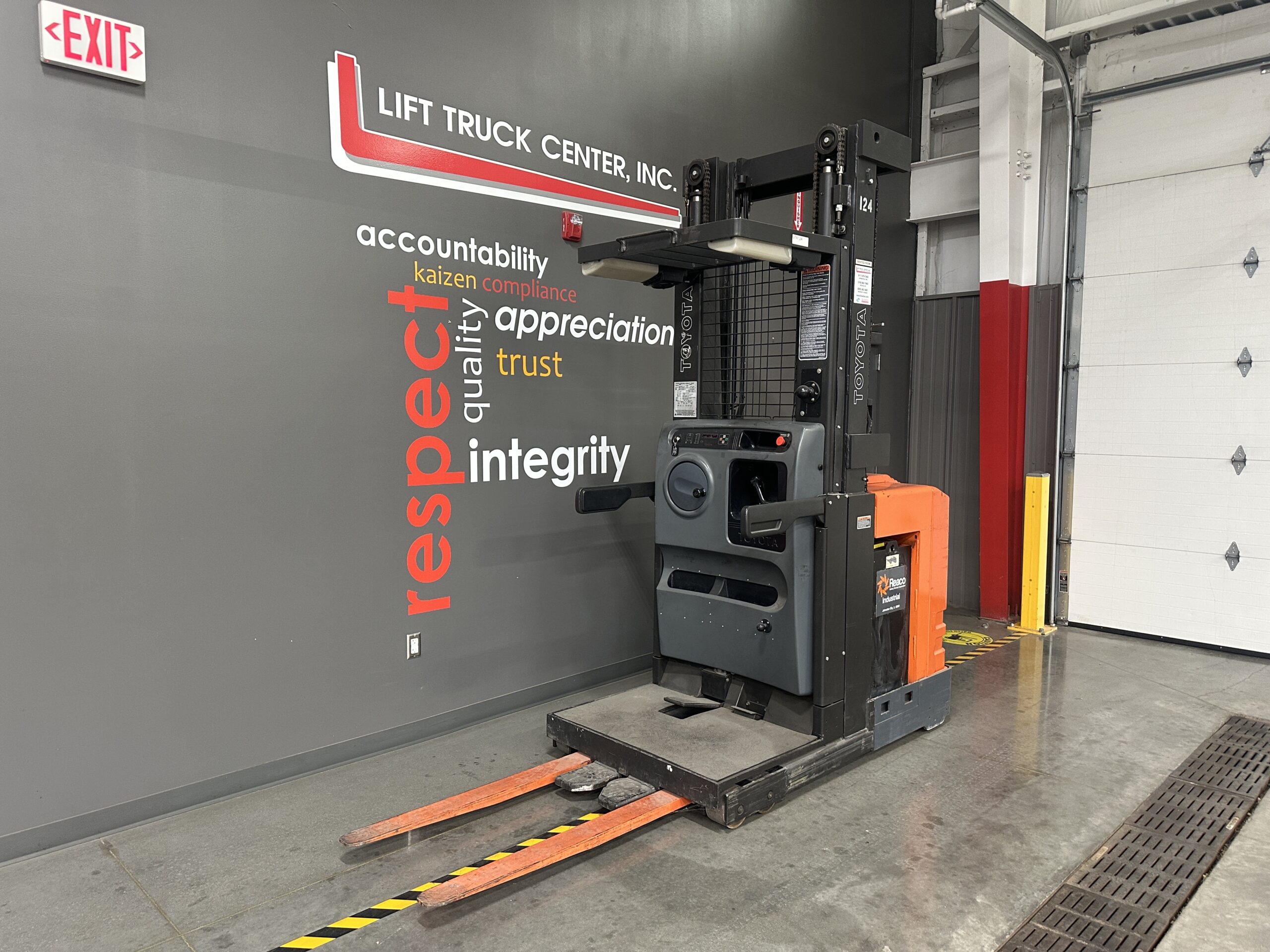 TOYOTA 3,000 LBS. CAPACITY CUSHION TIRED ELECTRIC ORDER PICKER 4 TOYOTA 3,000 LBS. CAPACITY CUSHION TIRED ELECTRIC ORDER PICKER - Image 4