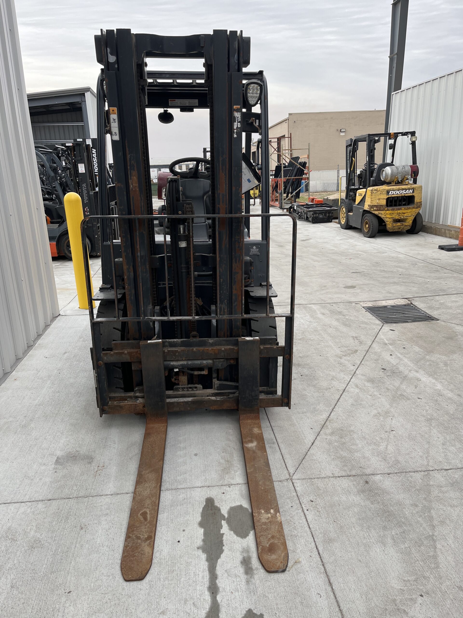 DOOSAN 5,000 LBS. CAPACITY PNEUMATIC TIRED FORKLIFT 3 DOOSAN 5,000 LBS. CAPACITY PNEUMATIC TIRED FORKLIFT - Image 3