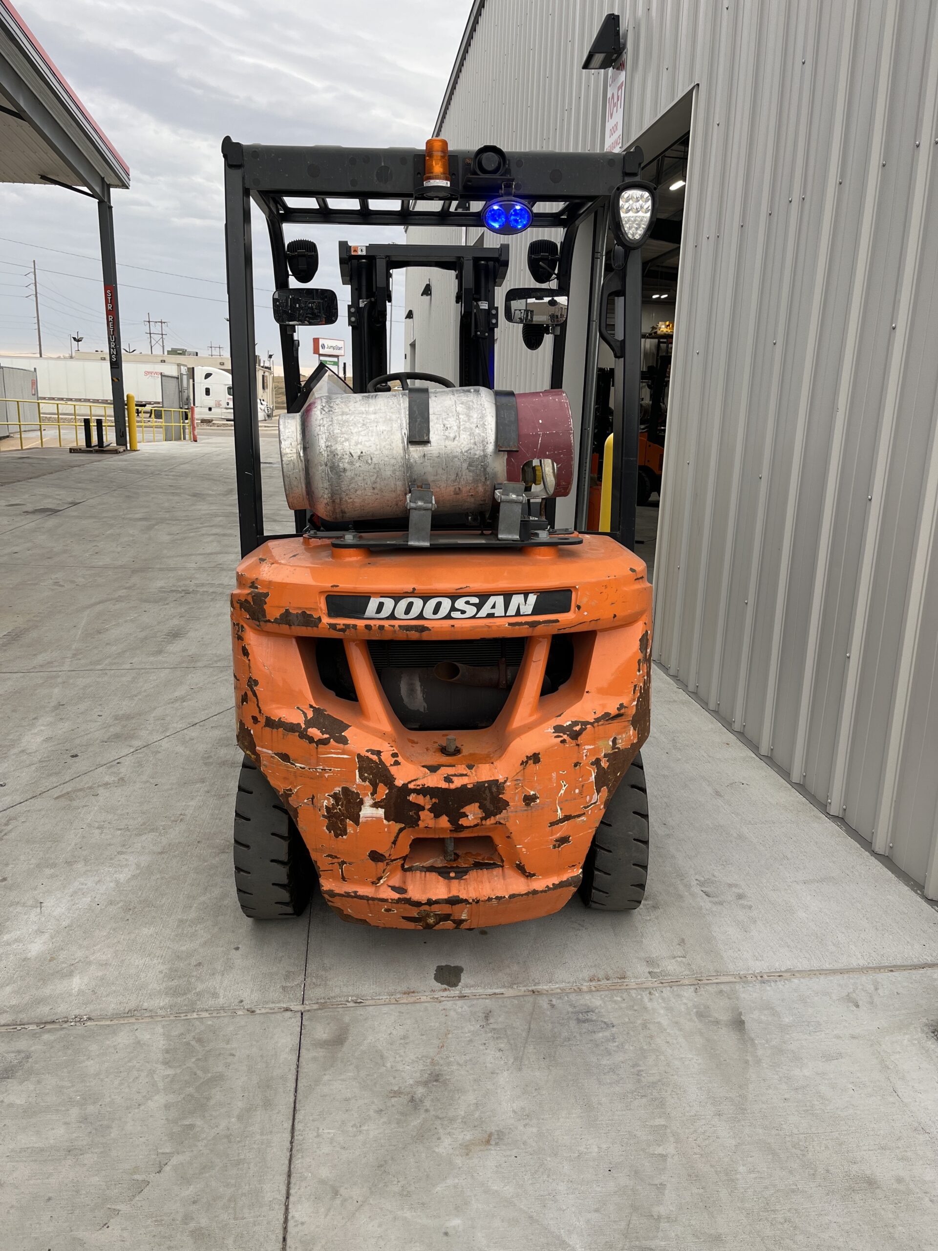 DOOSAN 5,000 LBS. CAPACITY PNEUMATIC TIRED FORKLIFT 2 DOOSAN 5,000 LBS. CAPACITY PNEUMATIC TIRED FORKLIFT - Image 2